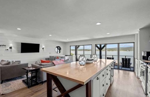 Graford Casa | Possum Kingdom's Reel Scenic Haus, 3bd/2ba sleeps 8 waterfront w/beautiful views