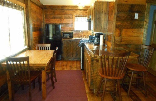 Shirley Cabina | Post and beam cabin with bunk beds