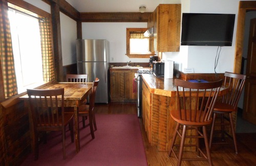 Shirley Cabina | Post and beam cabin with queen size and bunk