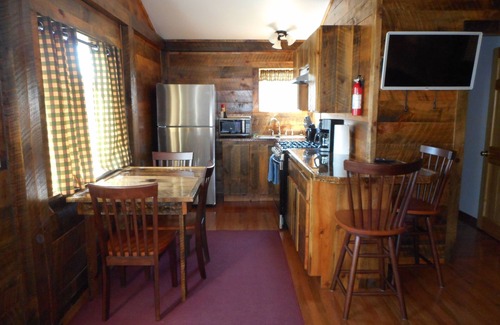Shirley Cabina | Post and beam cabin with king and bunk