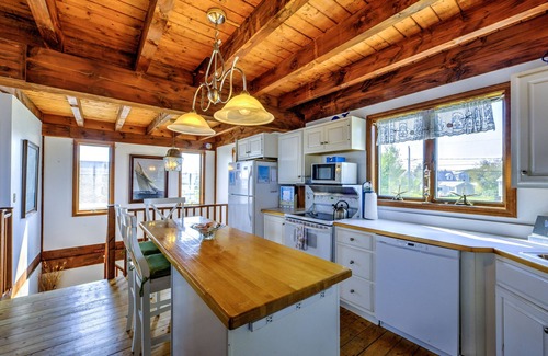 Sandwich Casa | Post and Beam home with beautiful views of Cape Cod Bay, just one house back from the water