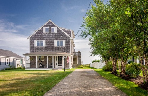 Sandwich Casa | Post and Beam home with beautiful views of Cape Cod Bay, just one house back from the water