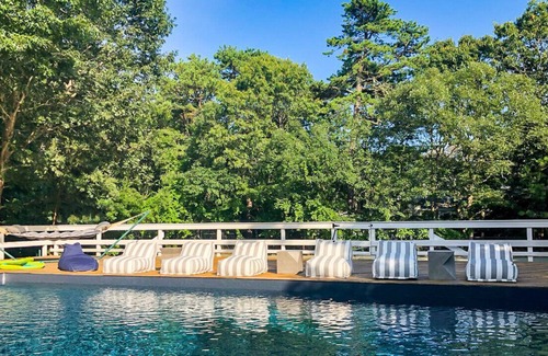 Quogue Casa | Post-Modern-style home with coastal-style bedrooms, an open-floor plan, a...