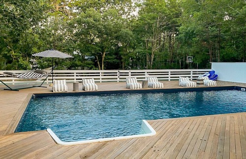 Quogue Casa | Post-Modern-style home with coastal-style bedrooms, an open-floor plan, a...