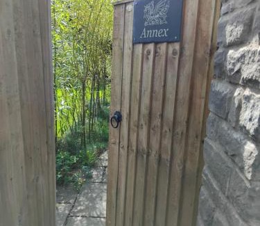 Glangrwyney Apartamento | Post Office Row Apartment and garden