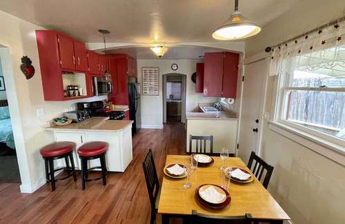 Arcata Casa | Potter's Bungalow- Caminata / bicicleta fácil hasta Plaza Farmers Market. Bicicletas incluidas!