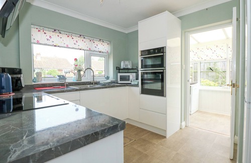 Dersingham Cabaña | POTTER'S RETREAT, pet friendly, with a garden in Dersingham