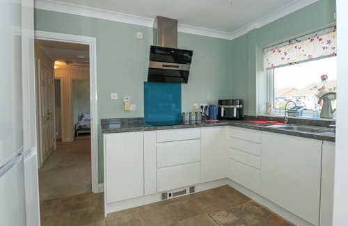 Dersingham Cabaña | POTTER'S RETREAT, pet friendly, with a garden in Dersingham