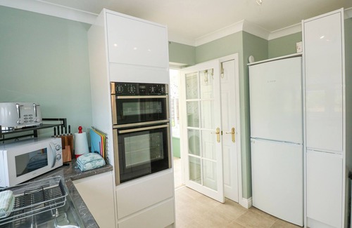 Dersingham Cabaña | POTTER'S RETREAT, pet friendly, with a garden in Dersingham
