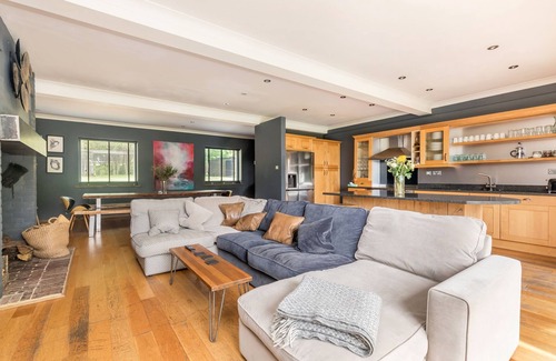 Crowborough Casa | Poundgate Park Holiday House 8 Bedroom in 2 adjoining properties ,1h from London