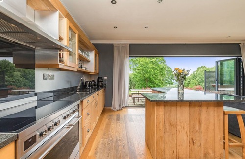 Crowborough Casa | Poundgate Park Holiday House 8 Bedroom in 2 adjoining properties ,1h from London