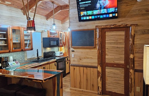 Mill Spring Cabina | Power. Water. Internet. Netflix. Newly built. Free breakfast supplies included.