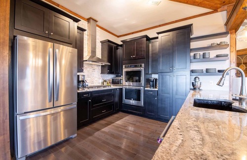 Spruce Pine Cabina | Power, Water & WiFi! Hot Tub, Firepit, Beautiful Mtn Views, Private, Nearby BRP!