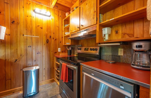Spruce Pine Cabina | Little Switzerland, Gas Logs, Hot Tub, Peaceful, Blue Ridge Parkway, Wifi