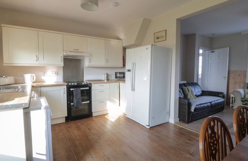 Kirkbean Cabaña | POWILLIMOUNT COTTAGE, pet friendly, with a garden in Southerness