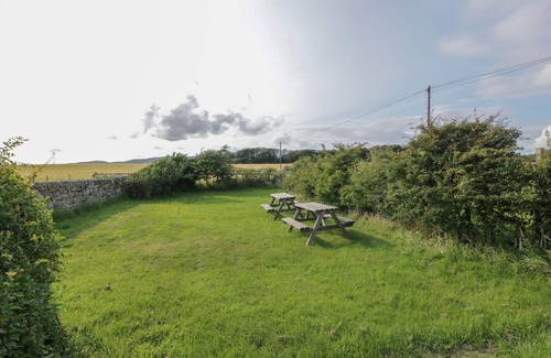 Kirkbean Cabaña | POWILLIMOUNT COTTAGE, pet friendly, with a garden in Southerness