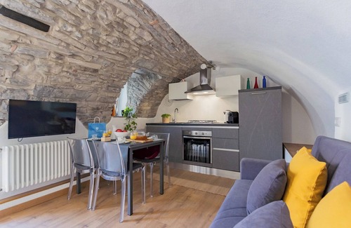 Torno Apartamento | Pozzo Vertical Apartment With Garden and Parking
