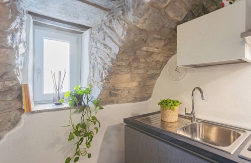Torno Apartamento | Pozzo Vertical Apartment With Garden and Parking