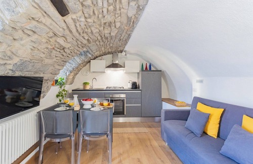 Torno Apartamento | Pozzo Vertical Apartment With Garden and Parking