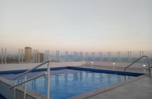 Maracana Apartamento | Prédio com piscina na cobertura frente ao mar, apartamento para até 6 pessoas e 3 crianças até 8 anos, churrasqueira na sacada, Wi-Fi grátis, NÃO oferecemos roupas de cama e banho, 1 vaga de garagem, na Praia Grande-Vila Mirim
