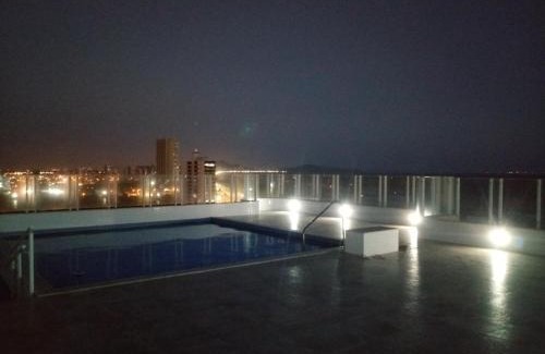 Maracana Apartamento | Prédio com piscina na cobertura frente ao mar, apartamento para até 6 pessoas e 3 crianças até 8 anos, churrasqueira na sacada, Wi-Fi grátis, NÃO oferecemos roupas de cama e banho, 1 vaga de garagem, na Praia Grande-Vila Mirim