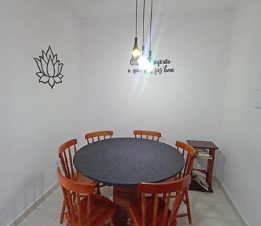 Maracana Apartamento | Prédio com piscina na cobertura frente ao mar, apartamento para até 6 pessoas e 3 crianças até 8 anos, churrasqueira na sacada, Wi-Fi grátis, NÃO oferecemos roupas de cama e banho, 1 vaga de garagem, na Praia Grande-Vila Mirim