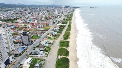 Goioxim Apartamento | Prédio fantástico apenas 300m da praia