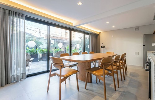 Centro Condominio | Prédio Novo e Moderno no Centro com cama king-size