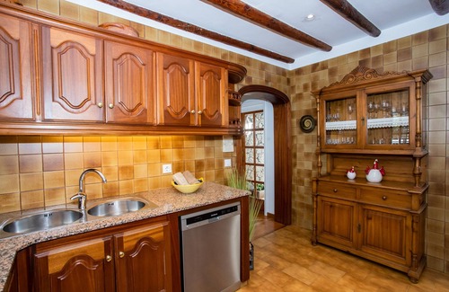 Playa del Cable Chalet De Esquí | Villa con piscina y área de terraza y barbacoa privadas. WIFI gratis.