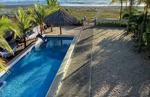 Managua Casa | Praga home beachfront with large pool