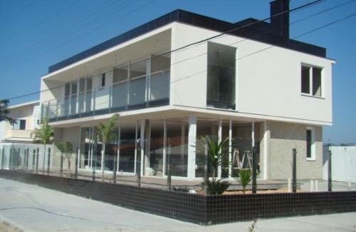 Palhoca Casa | Praia da Pinheira, alto padrão, 5 dormitórios, 4 BWC, climatizada 150 m praia