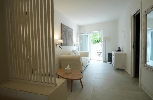 Capo Rizzuto Cama Y Desayuno | Praialonga Suites with Pool and Garden
