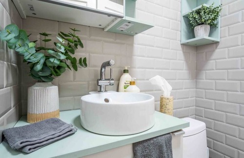 Prairie Village Casa | Prairie Village Cottage - Walk to Village Shops!