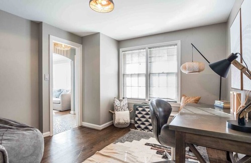 Prairie Village Casa | Prairie Village Cottage - Walk to Village Shops!