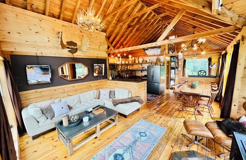 Downsville Casa | Pravite Cottage in the Woods