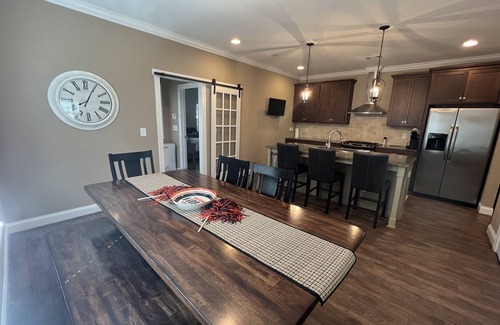 Auburn Casa | Precious Game Day Home 3 miles to Downtown AU! Pets Welcome!
