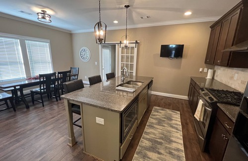 Auburn Casa | Precious Game Day Home 3 miles to Downtown AU! Pets Welcome!
