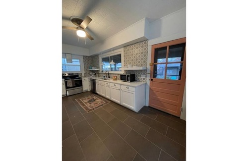New Albany Casa | Precious Peach-2 br Boho home w/ fire pit!