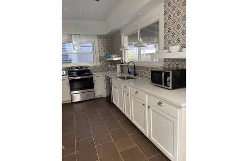New Albany Casa | Precious Peach-2 br Boho home w/ fire pit!