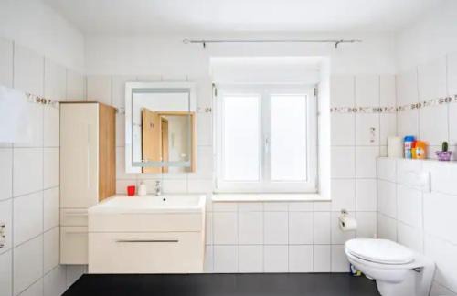 Loerrach Apartamento | Preiswertes stilvolles Zimmer im privaten Haus mit großem schönem modernem Gemeinschaft Badenzimmer