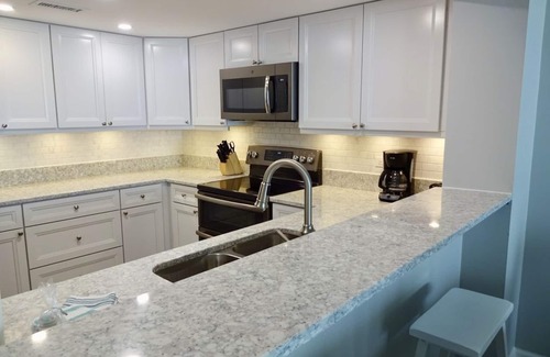 Briarcliffe Acres Condominio | Premier-2BR / 2BA-Southern View-High End Remodel-Lavish Kitchen & Baths + Locker!