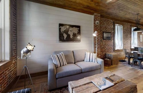 The Hill Condominio | Premier House in the Heart of the "The Hill"