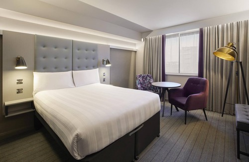 Hall Green Hotel | Premier Inn Birmingham Hall Green
