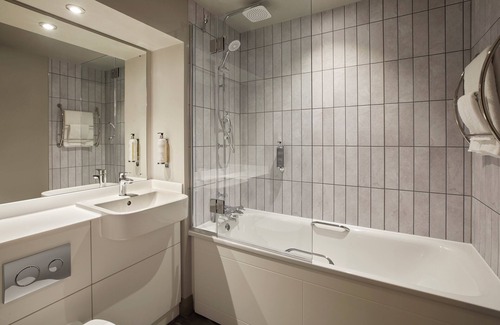 Heathrow Villages Hotel | Premier Inn London Heathrow Airport T2 & T3 - Bath Road