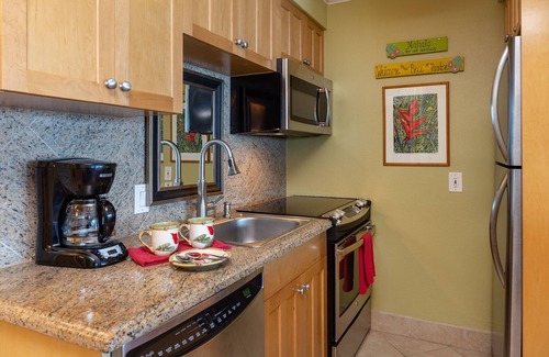 Historic Lahaina Front Street Condominio | Premier Lahaina Shores Beachfront Studio !! Sólo un paseo fácil a la ciudad y el puerto!