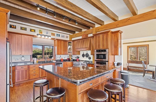 Boone Cabina | 5BR Luxury Mtn Home, vistas, 2 suites King, jacuzzi, fogata, ubicación conveniente.