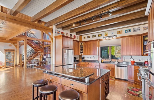 Boone Cabina | 5BR Luxury Mtn Home, vistas, 2 suites King, jacuzzi, fogata, ubicación conveniente.