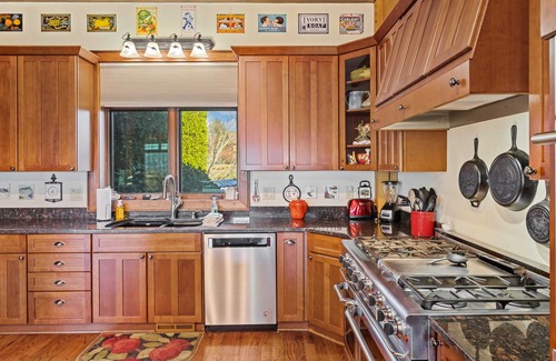 Boone Cabina | 5BR Luxury Mtn Home, vistas, 2 suites King, jacuzzi, fogata, ubicación conveniente.