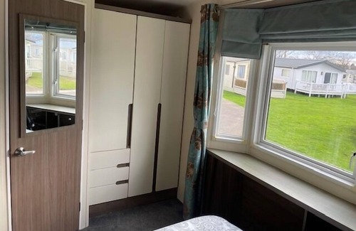 Clacton-on-Sea Cabina | Premium 2 bed Caravan sleeps 6 with huge decking