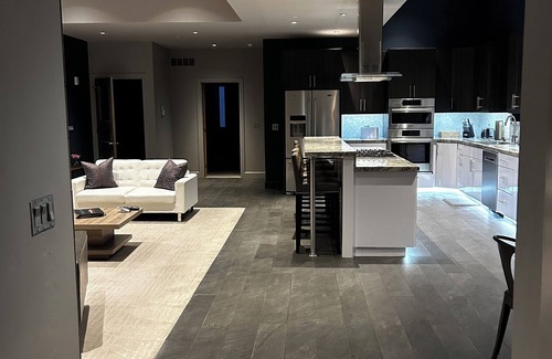 Burley Apartamento | Premium 2-bedroom deluxe luxury suite above a private speakeasy